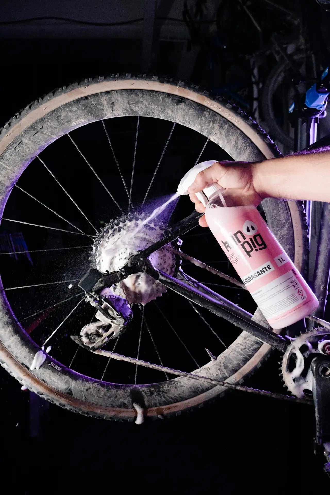 fondo rueda sucia piñonera, casete con lubricante rosa