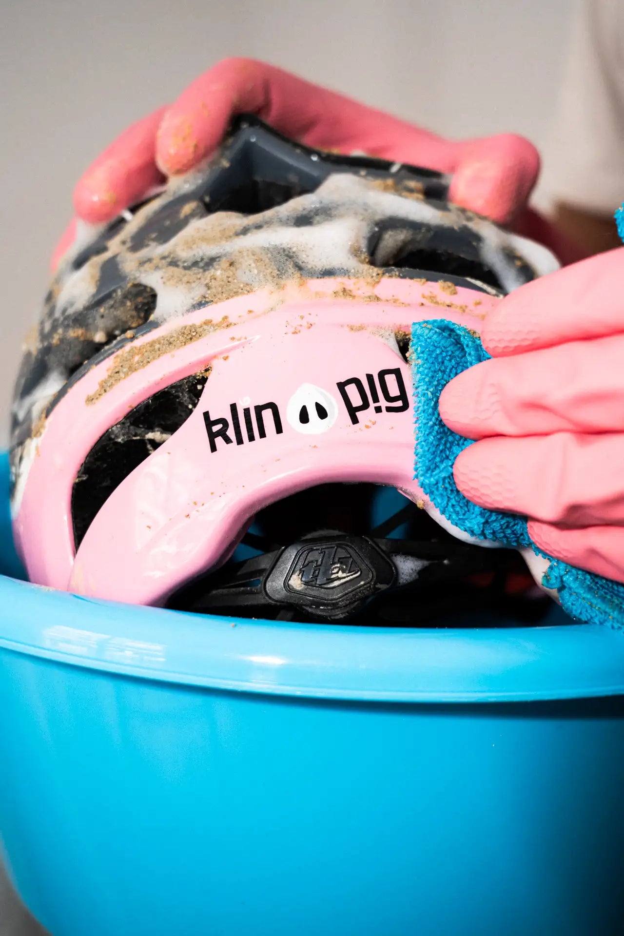 guantes rosa casco sucio rosa y negro nariz de cerdo klinpig