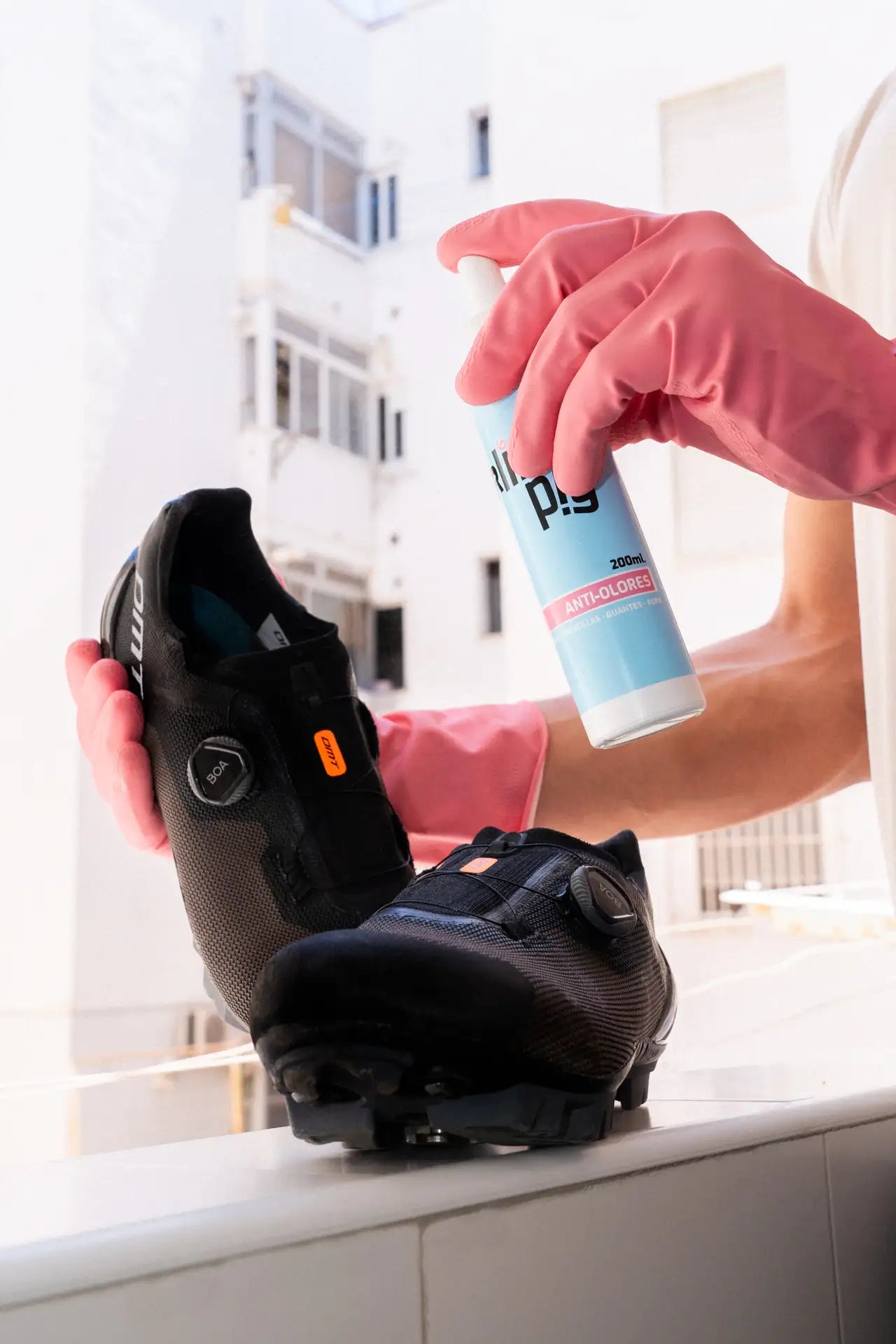 guante rosa envase blanco con etiqueta azul anti olores zapatos de bicicleta negra
