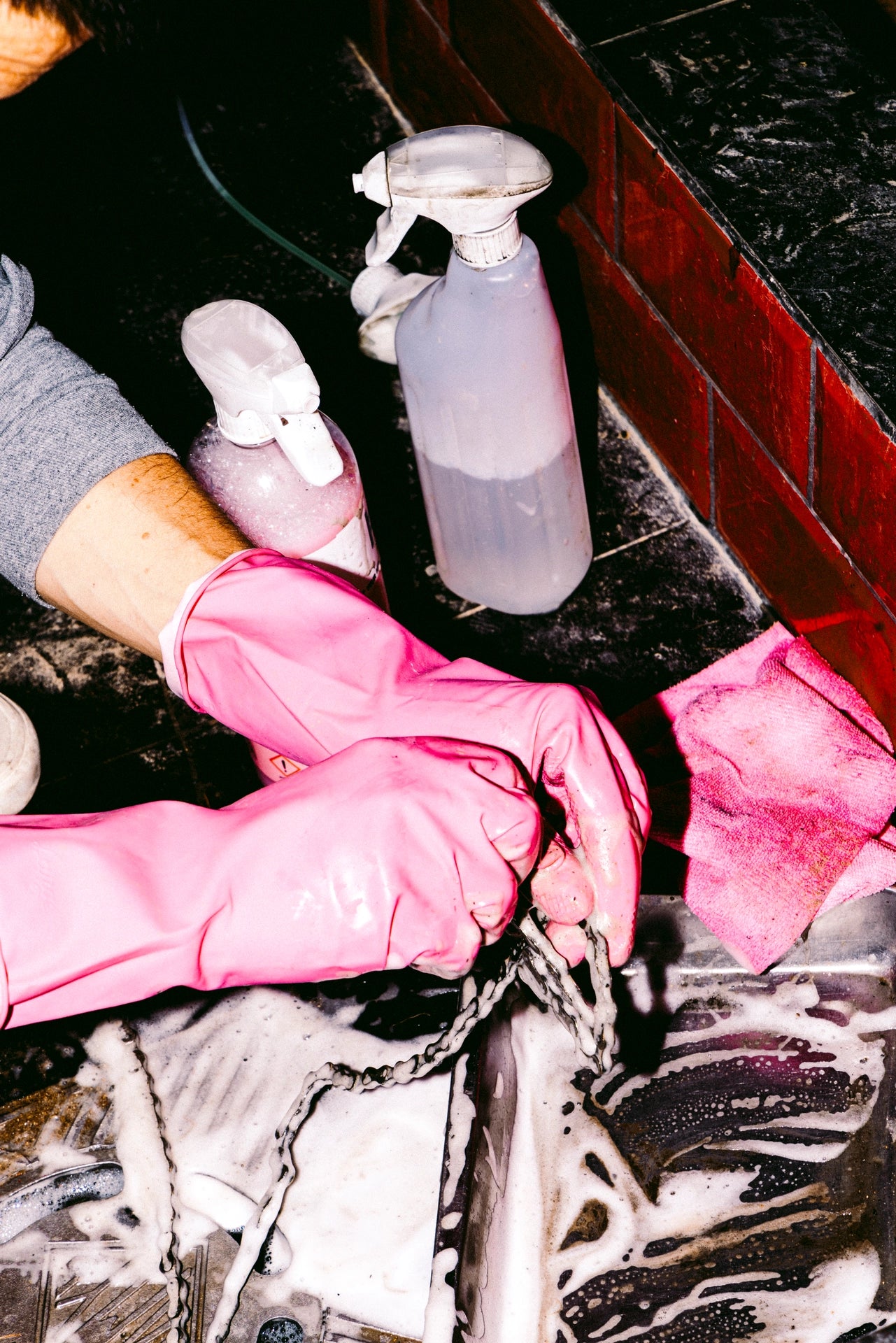 rosa, pink, guantes, guantes rosas, spray, limpiar, limpieza limpio cadenas, desengrasante, jabón jabon, lavar