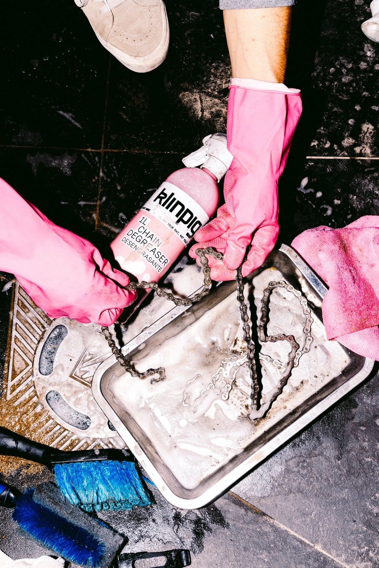 cadena, cadena de bici, desengrasante, bicicletas, liquido desengrasante, rosa, marca klinpig, desague, cepillos, limpieza, guantes rosas, pink