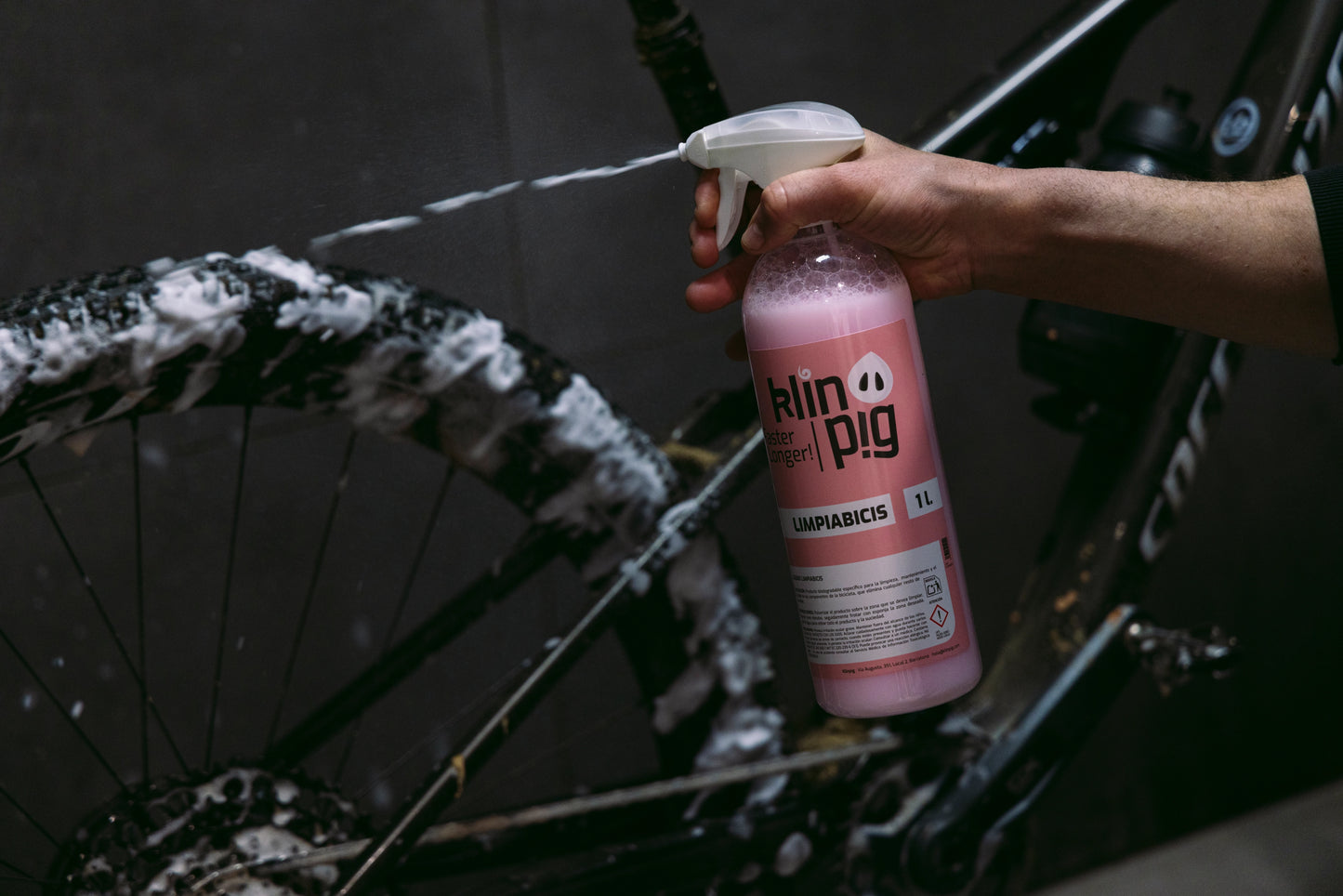 pared oscura bicicleta desenfoque envase grande color transpararente con dosificador blanco prodcuto rosa