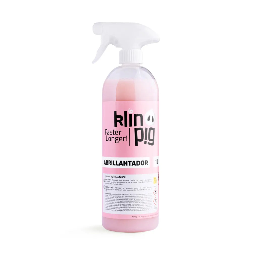 envase transparente con liquido rosa abrillantador para bicleta