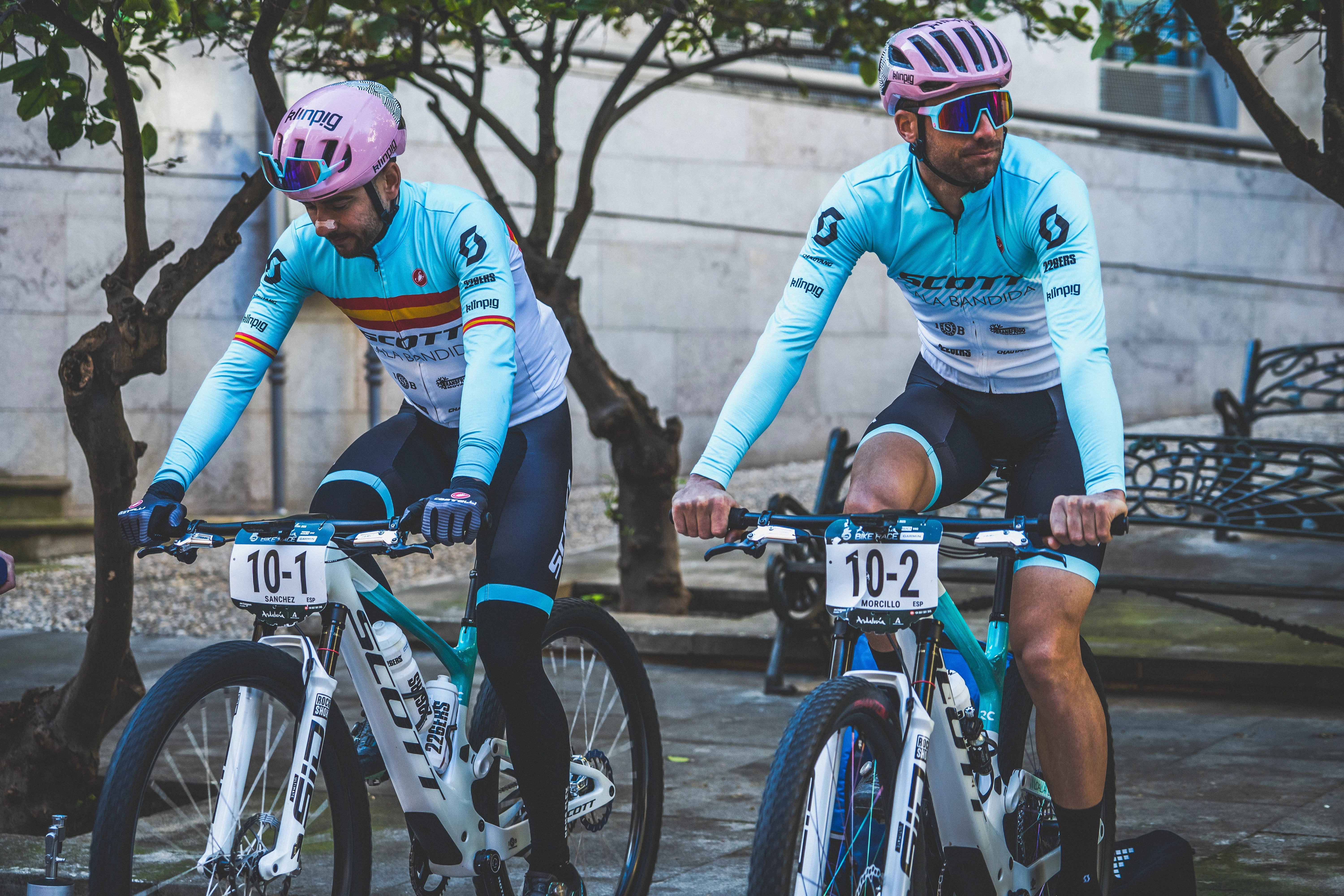 dia despejado corredores de bicicleta maillot azul y blanco casco rosa gafas de colores 