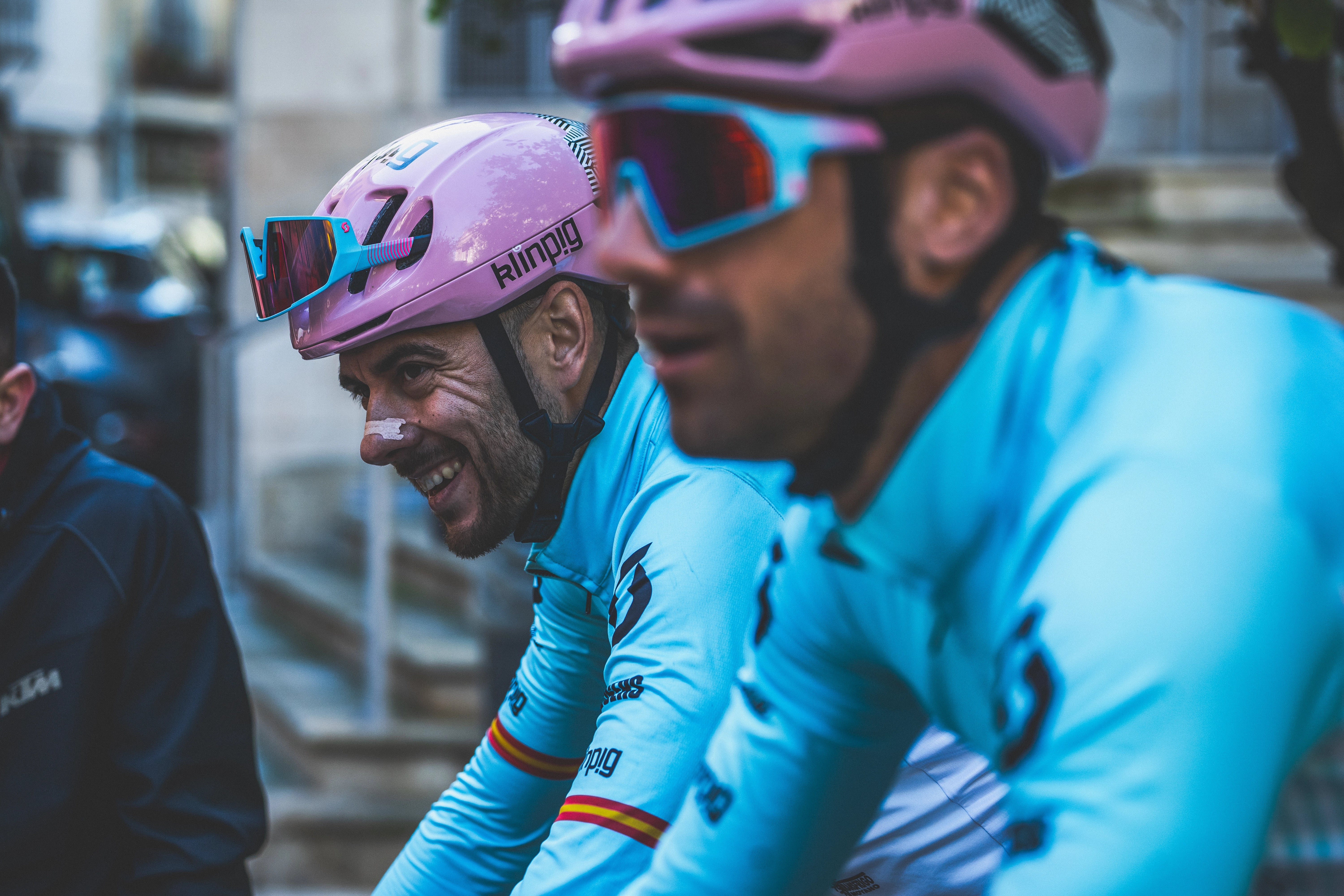 corredores de bicicleta con casco rosa gafas de carrera Maillot Azul