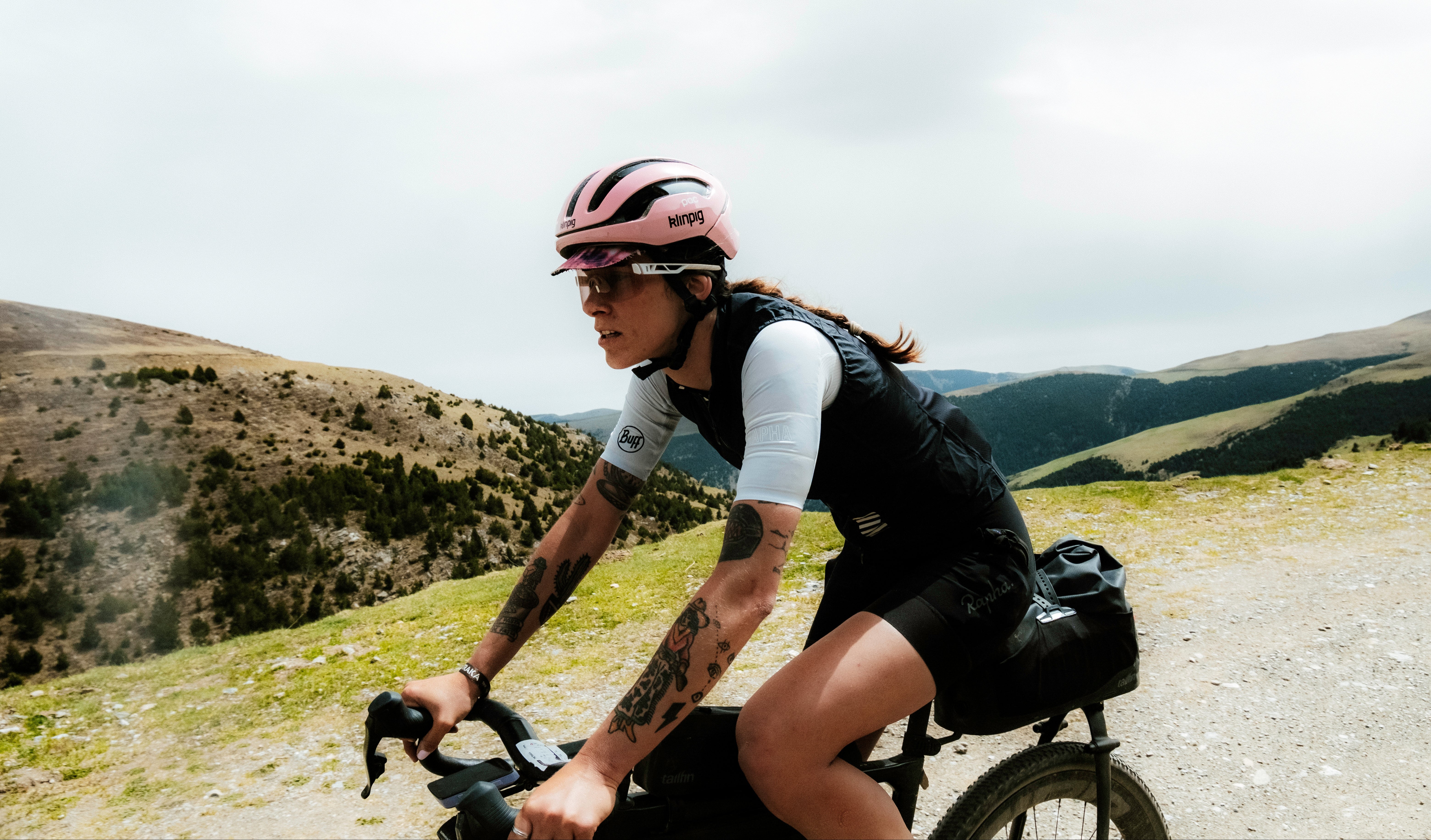 ciclismo bici bicicleta, casco rosa, marca klinpig k l i n p i g, montaña mountain bike