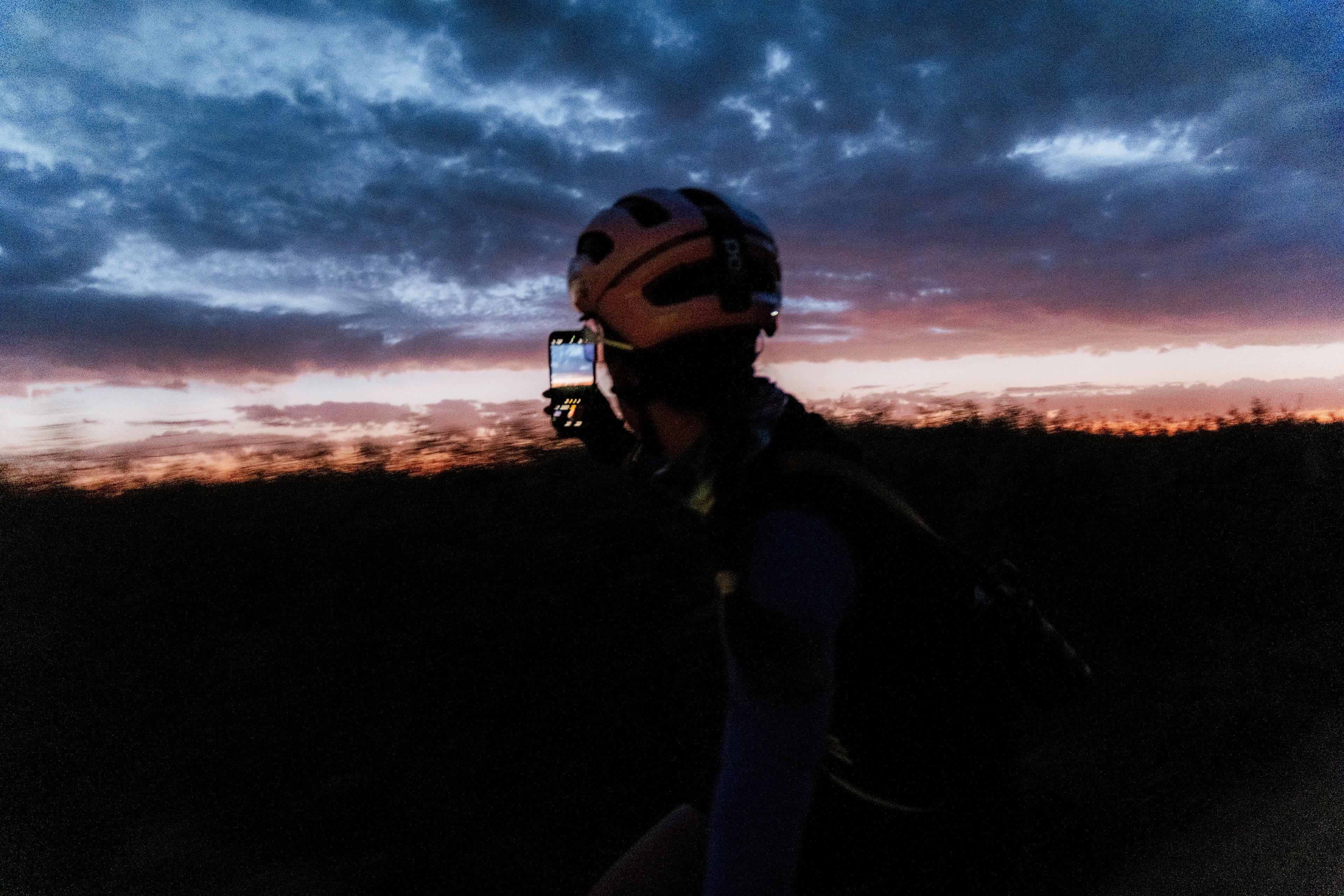casco rosa ciclista haciendo foto al sunset  atardecer blaugrana