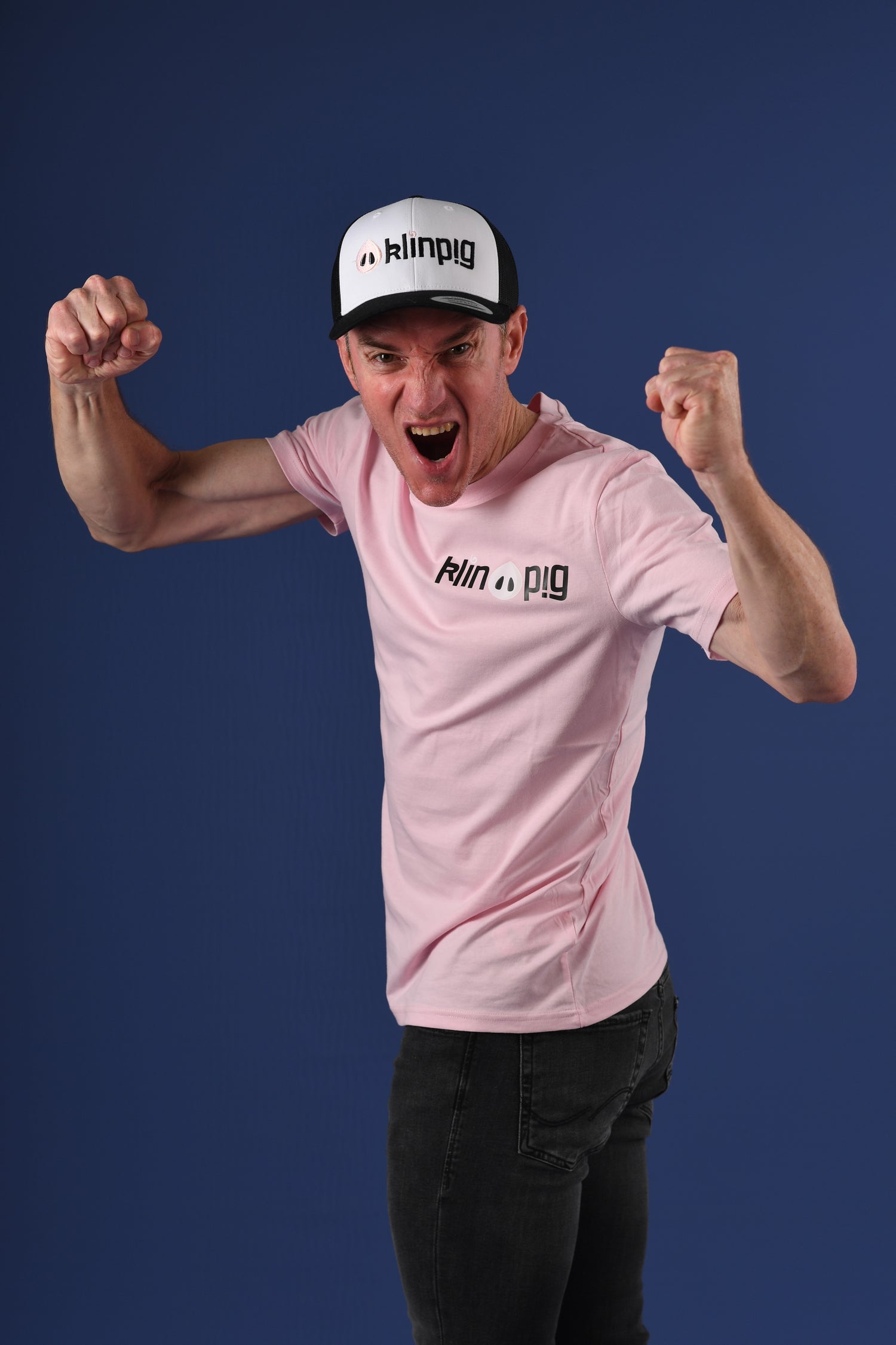 fondo azul persona euforica gorra blanca y negra camiseta rosa 