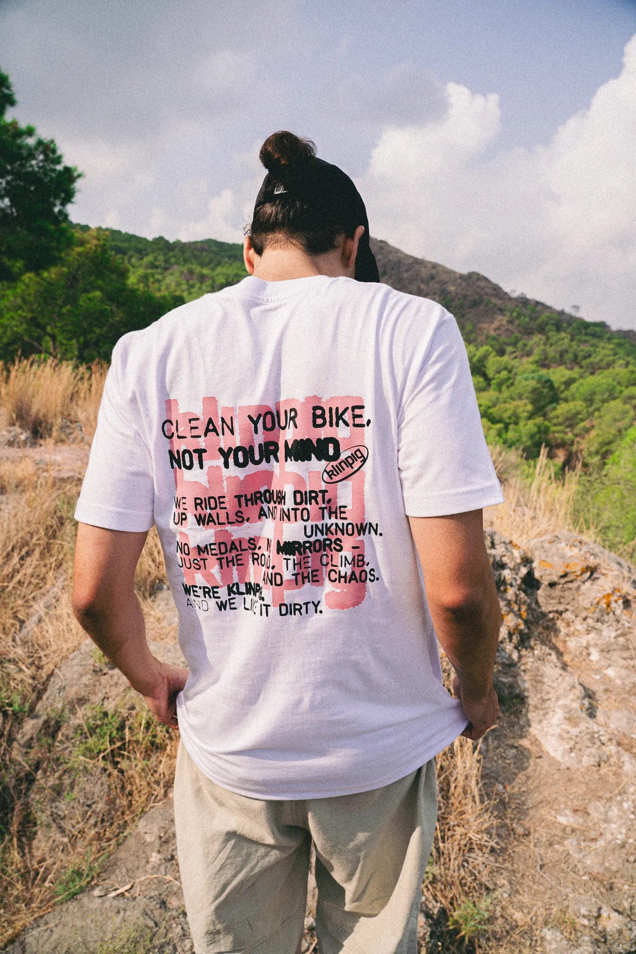 merch klinpig k l i n p i g camiset blanca diseño marca moderno gorra negra montaña