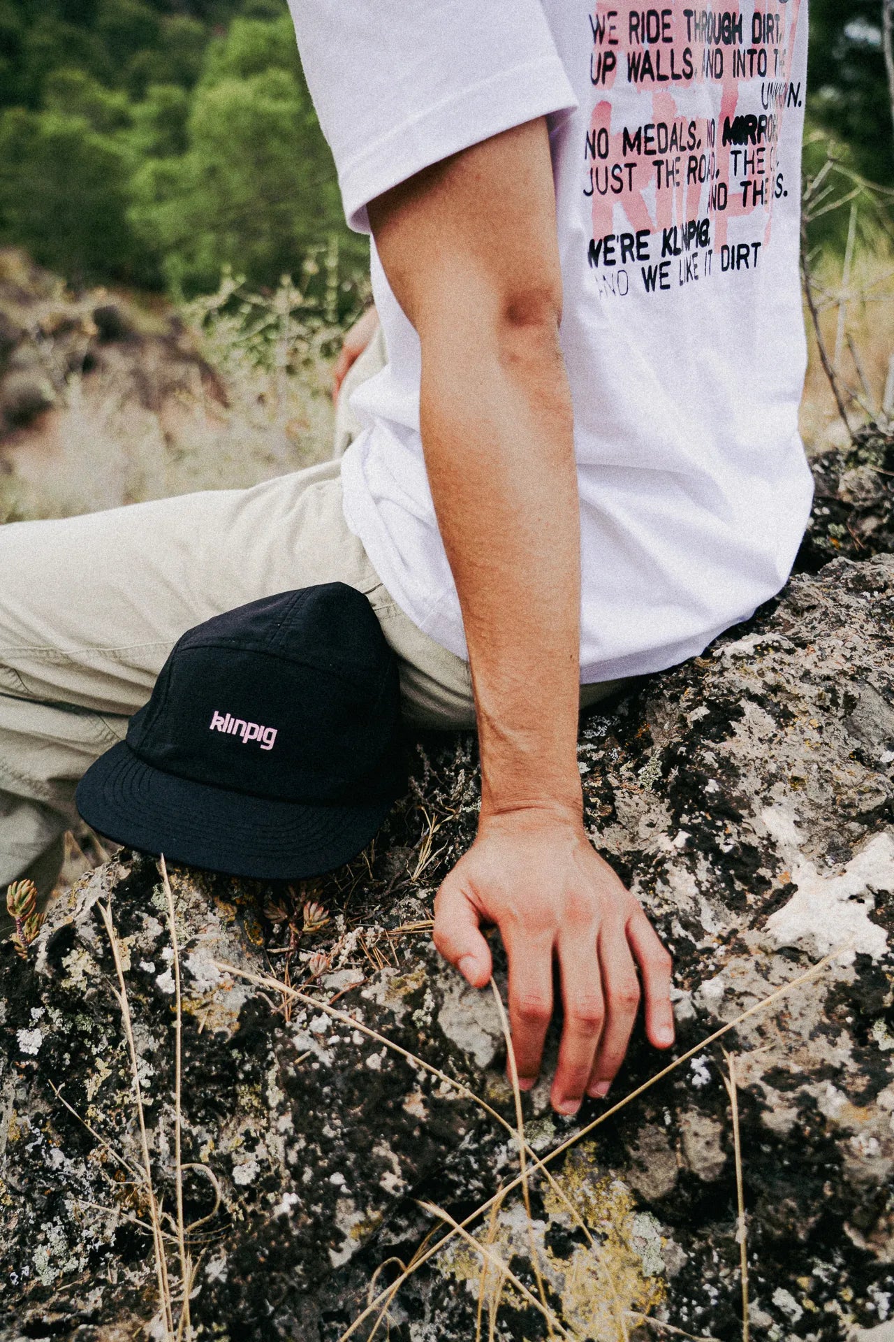 klinpig k l i n p i g gorra negra camiseta blanca montaña outdoors hombre rosa