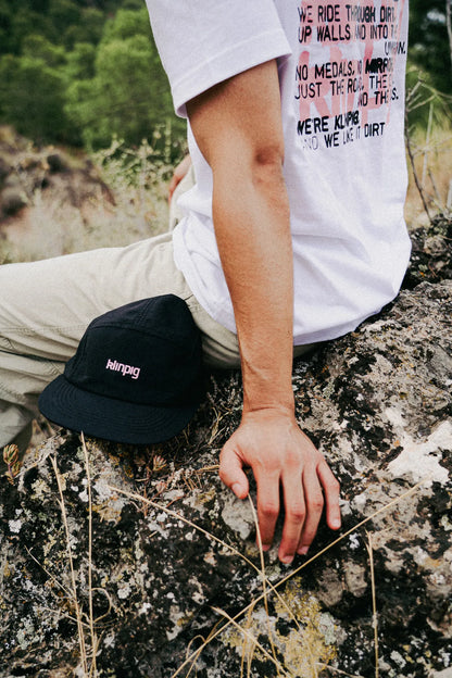 klinpig k l i n p i g gorra negra camiseta blanca montaña outdoors hombre rosa