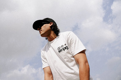 cielo klinpig k l i n p i g merch merchandising, marca gorra negra gafas de sol camiseta blanca con logo