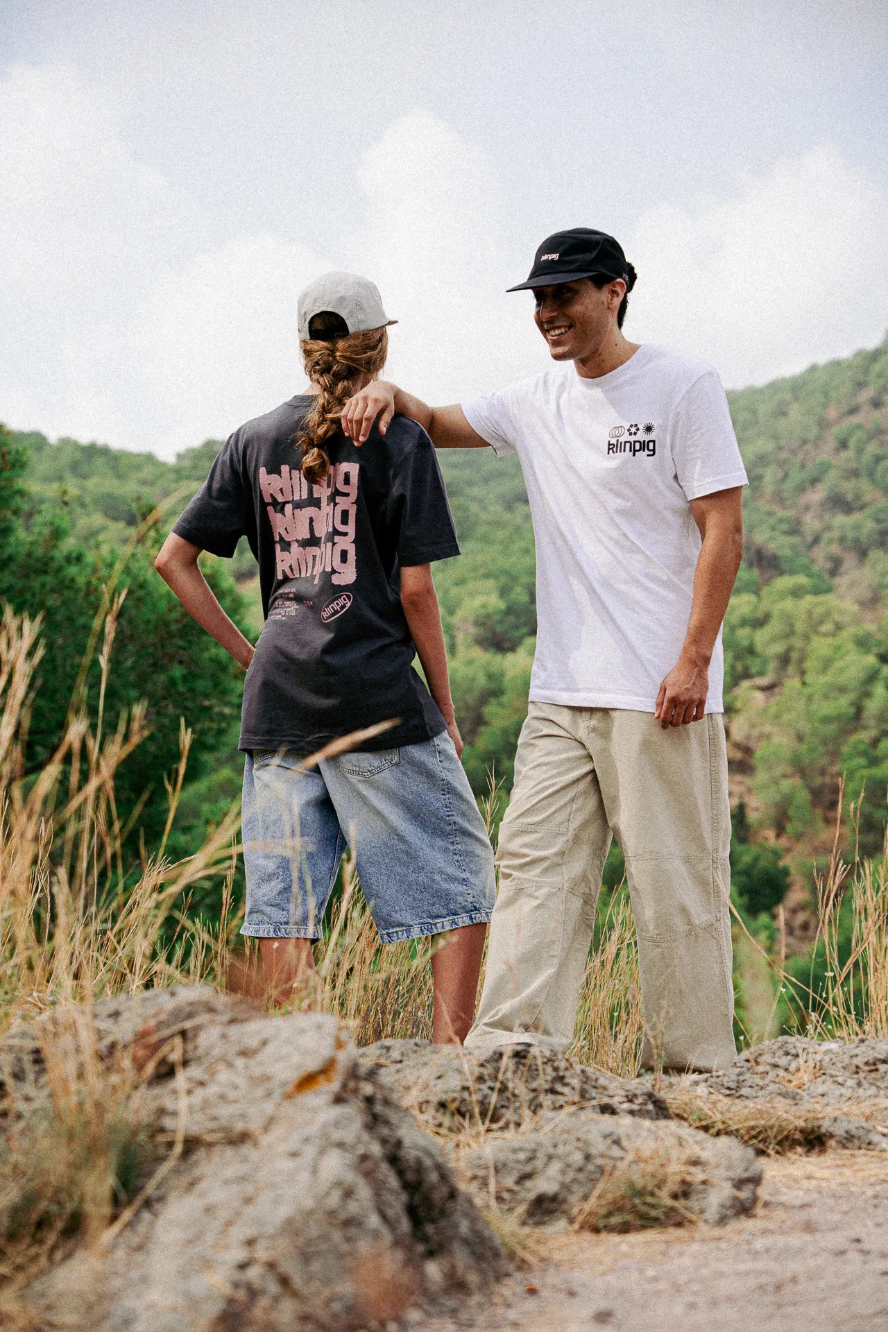 merch klinpig k l i n p i g, camiseta negra mujer camiseta blanca hombre gorra negra hombre gorra blanca mujer, montaña outdoors