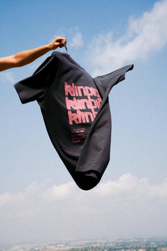 camiseta negra logo klinpig k l i n p i g fondo cielo azul