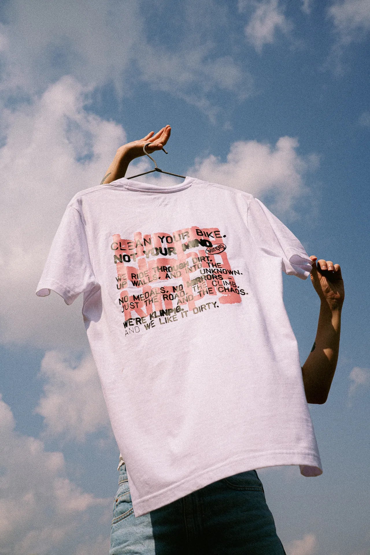 camiseta blanca klinpig marca k l i n p i g cielo de fondo