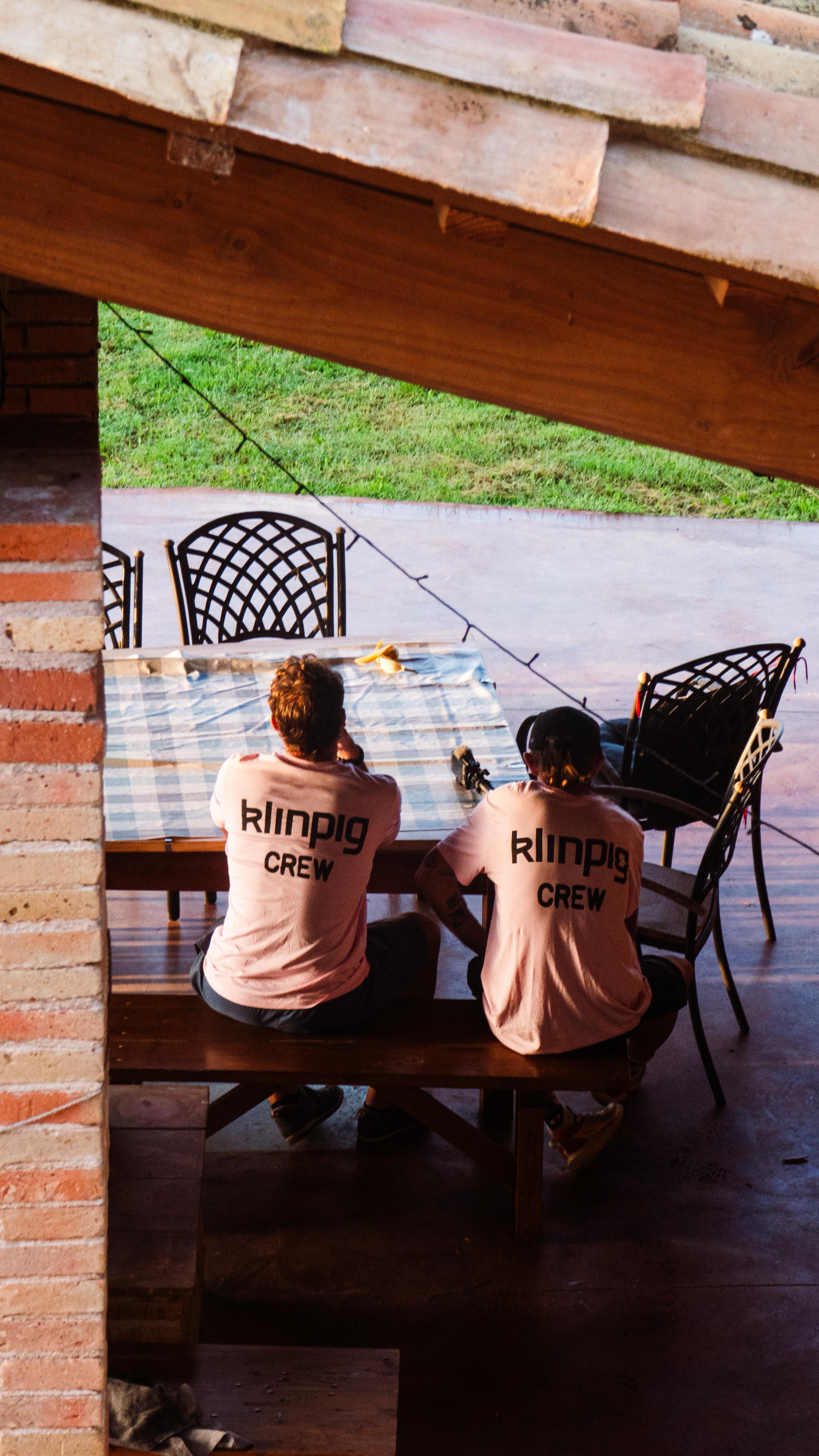 porche mesa de picnic ambiente relajado klinpig k l i n p i g, marca rosa limpieza bicis camisetas rosa