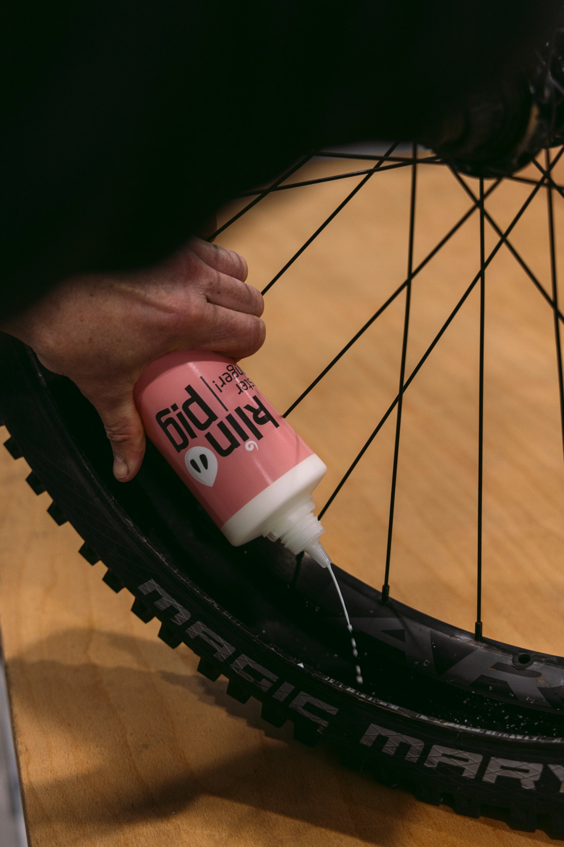 camara de bicicleta dañada radio de bici negro mesa beige liquido antipinchazos
