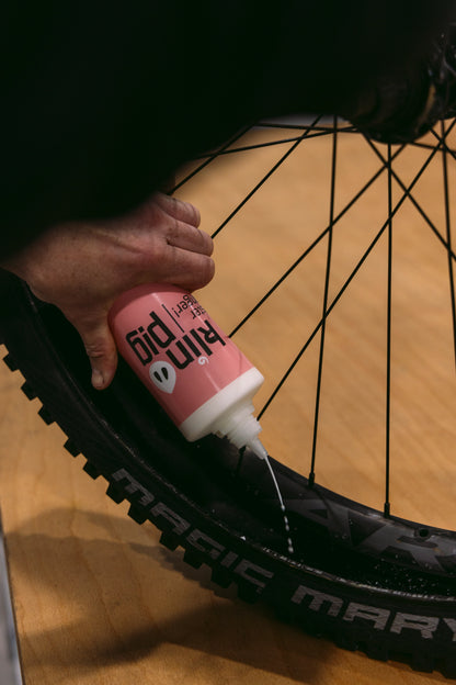 camara de bicicleta dañada radio de bici negro mesa beige liquido antipinchazos
