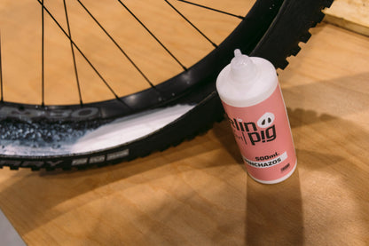 prodcuto blanco radio de bici envase balnco con etiqueta rosa 500ml letras p i g