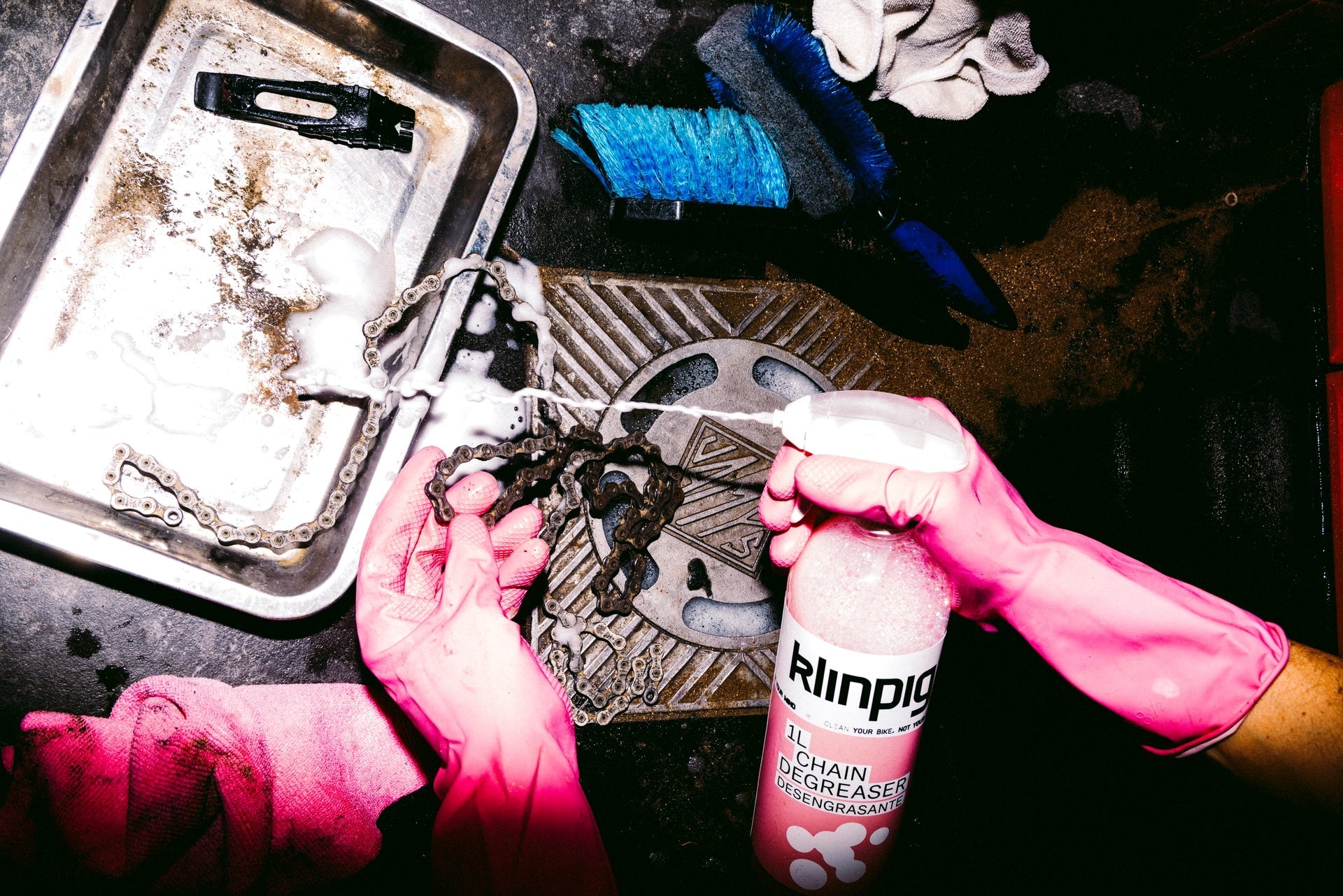 quita grasas, desengrasante, cadena, cadena bici, bicicleta, rosa, pink, klinpig, k l i n p i g, desagüe, desague, sucio, limpio, limpieza