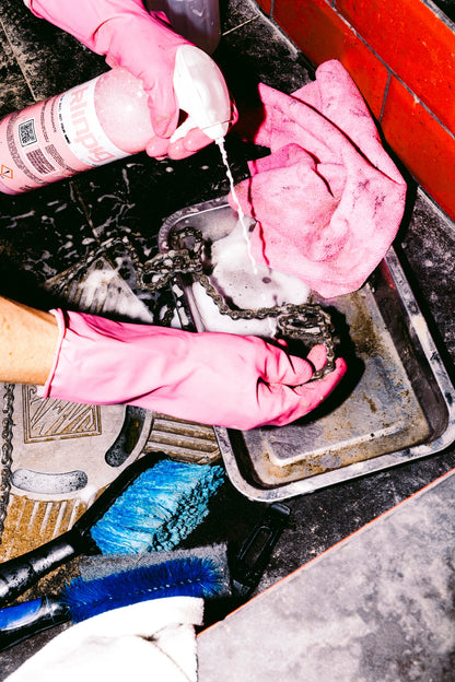 cadena, cadena de bici, desengrasante, bicicletas, liquido desengrasante, rosa, marca klinpig, desague, cepillos, limpieza