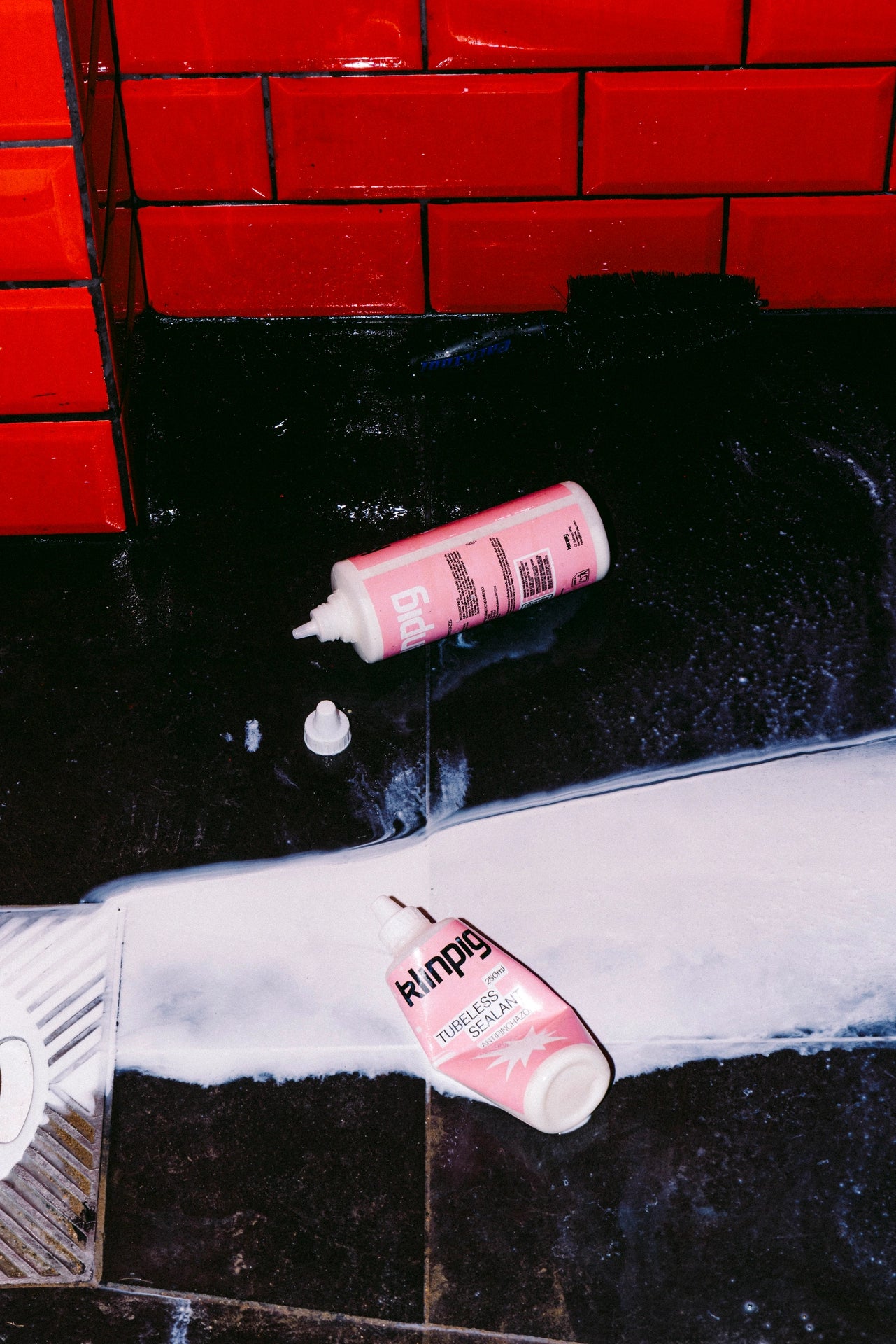 sealant, antipinchazos, rosa, pink, klinpig k l i n p i g, blanco, manchas, limpieza, explosion