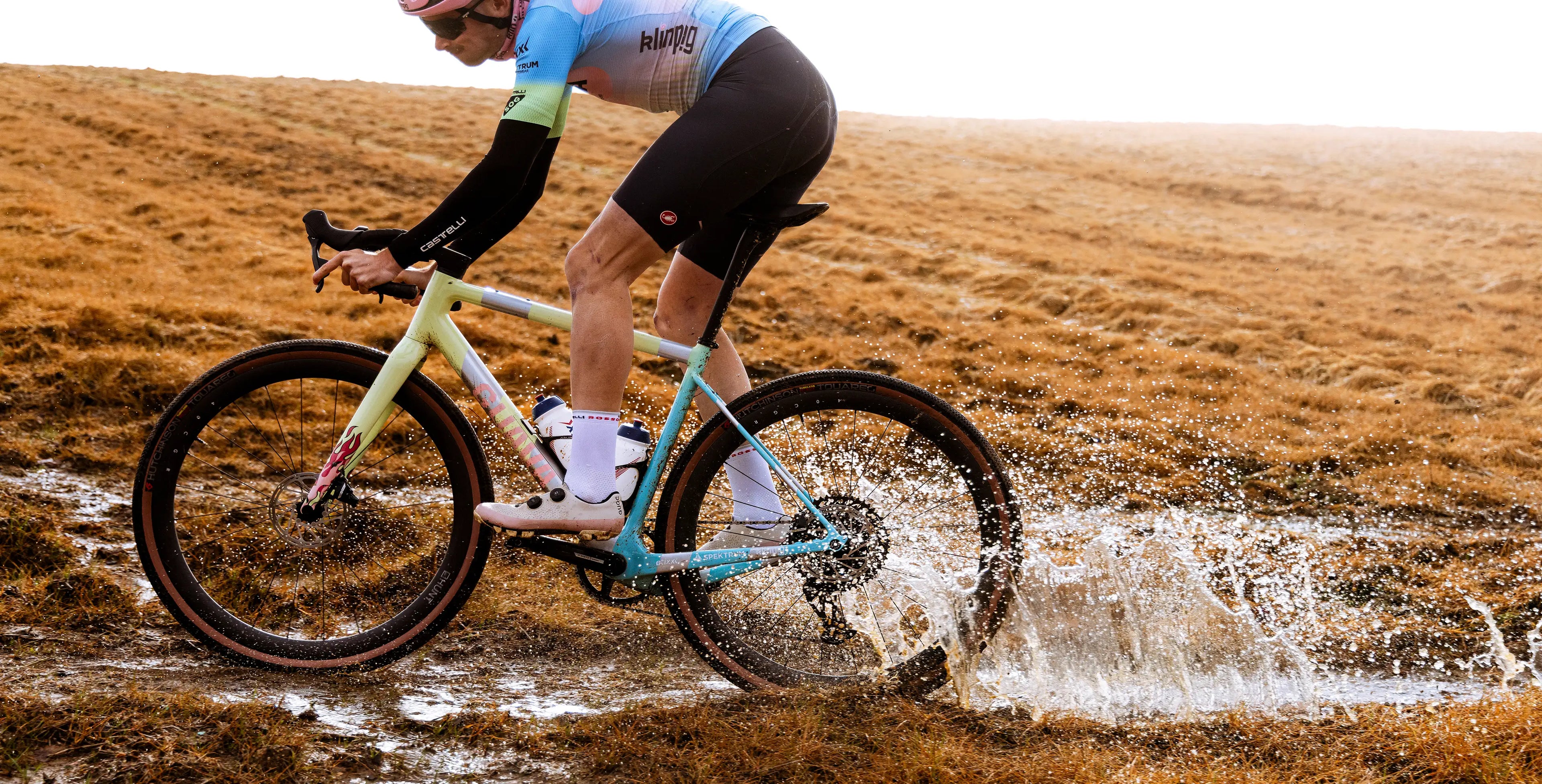 lodo agua bicicleta sucia casco rosa 